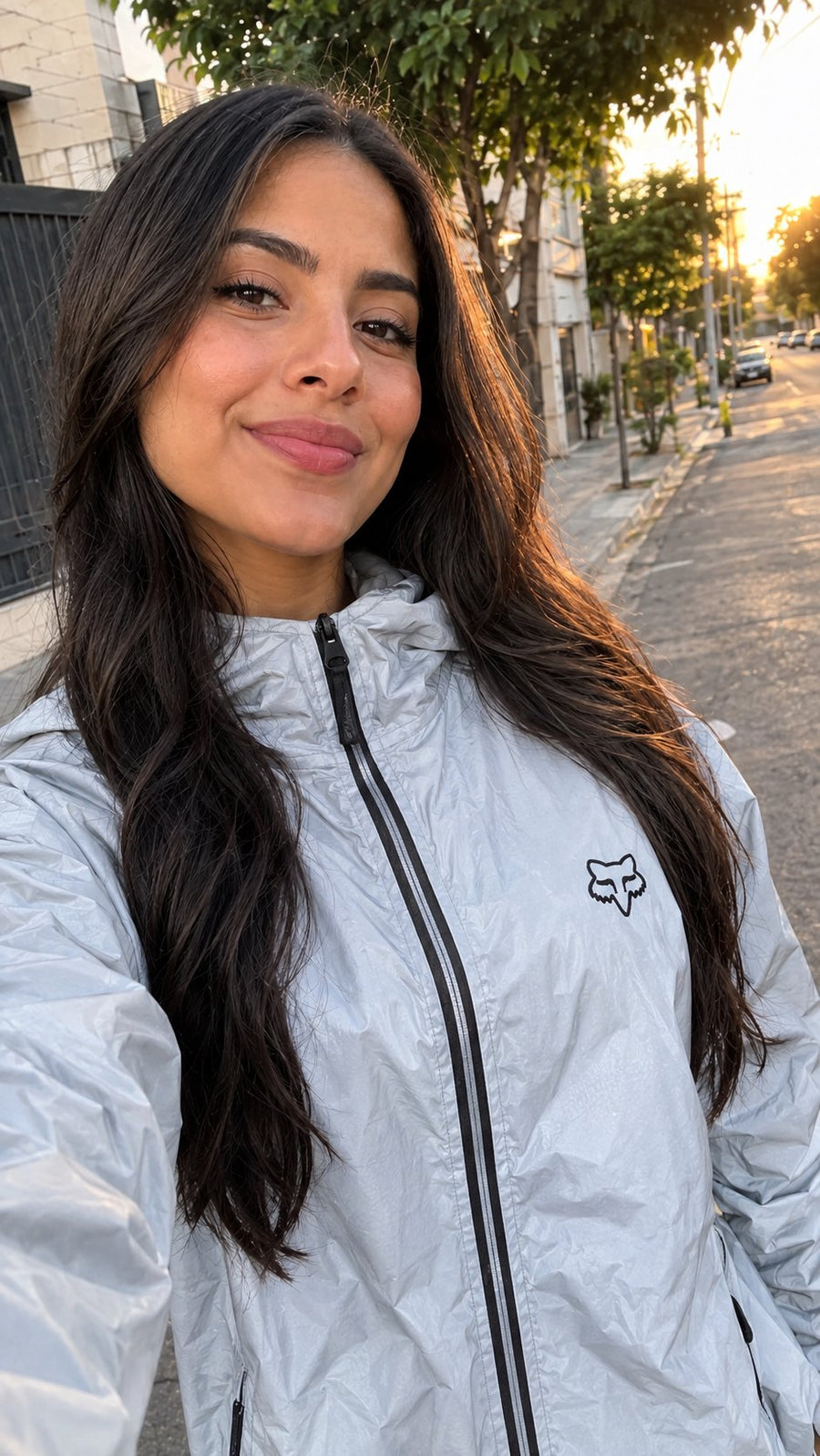 Mujer con chaqueta cortavientos gris reflectiva