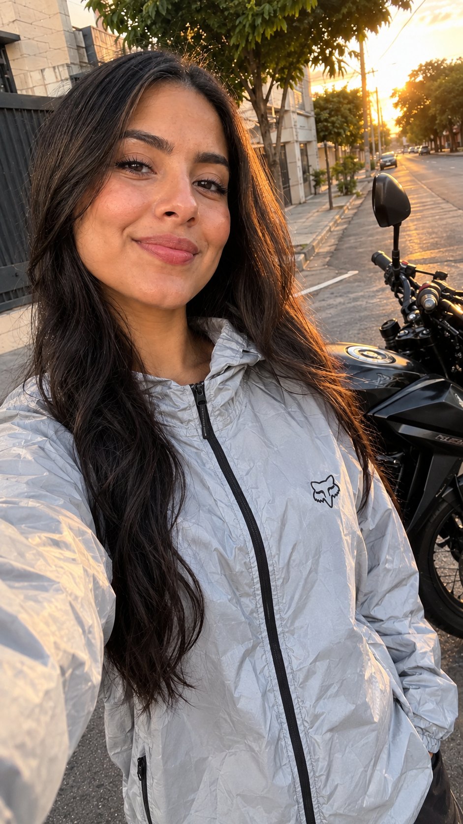 Chaqueta gris reflectiva junto a la moto