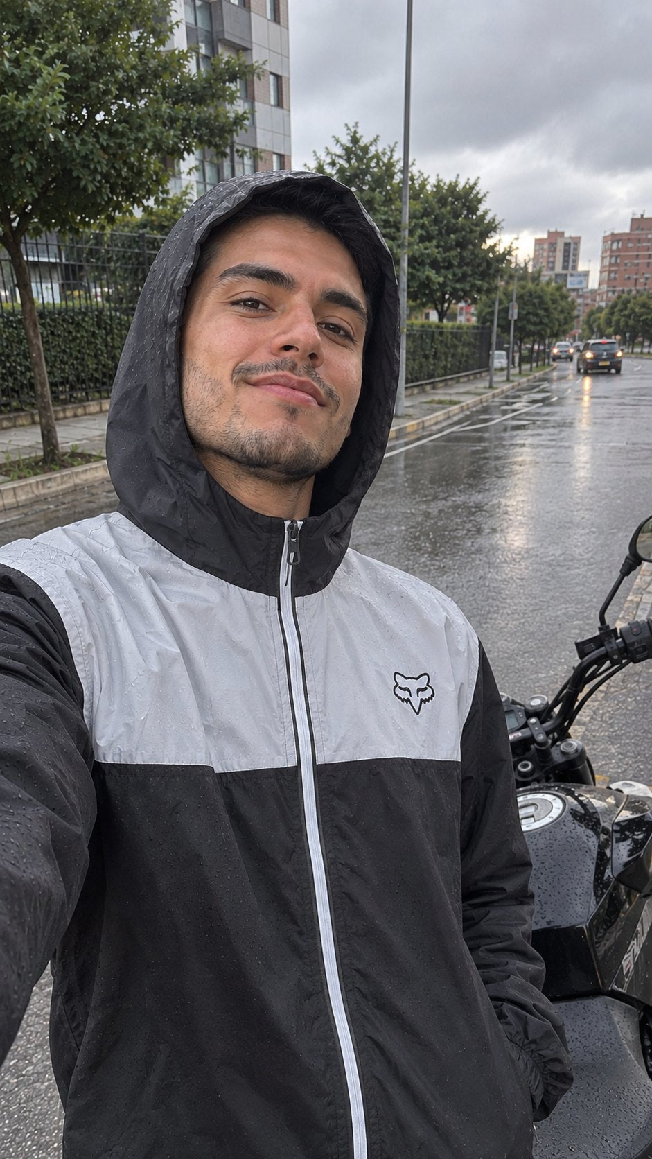 Chaqueta negra con la capucha puesta