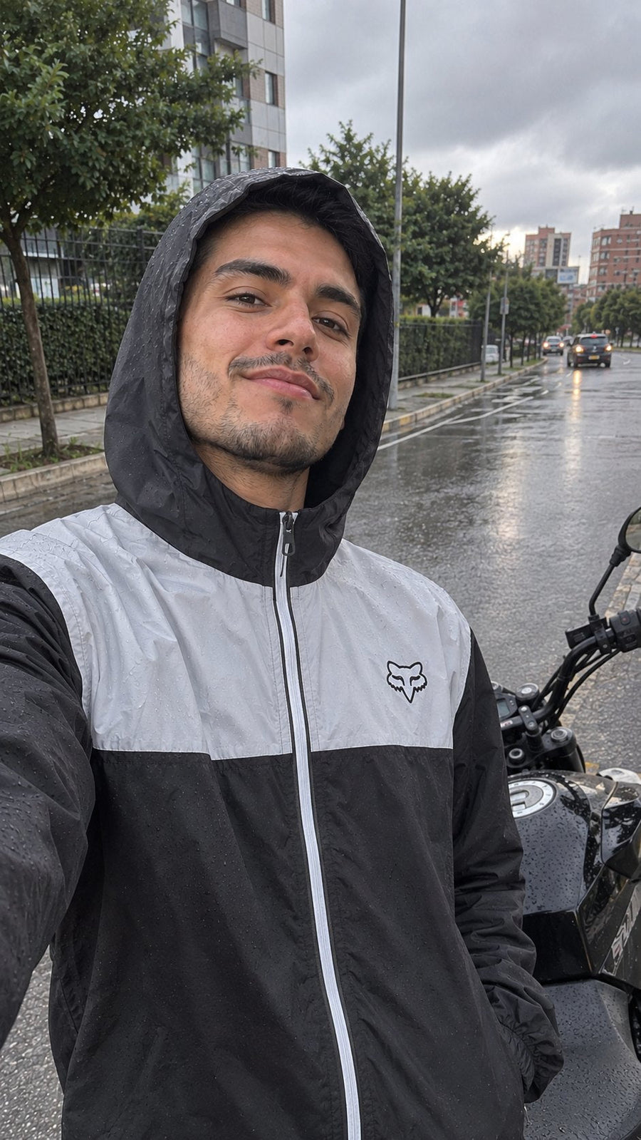 Chaqueta negra con la capucha puesta