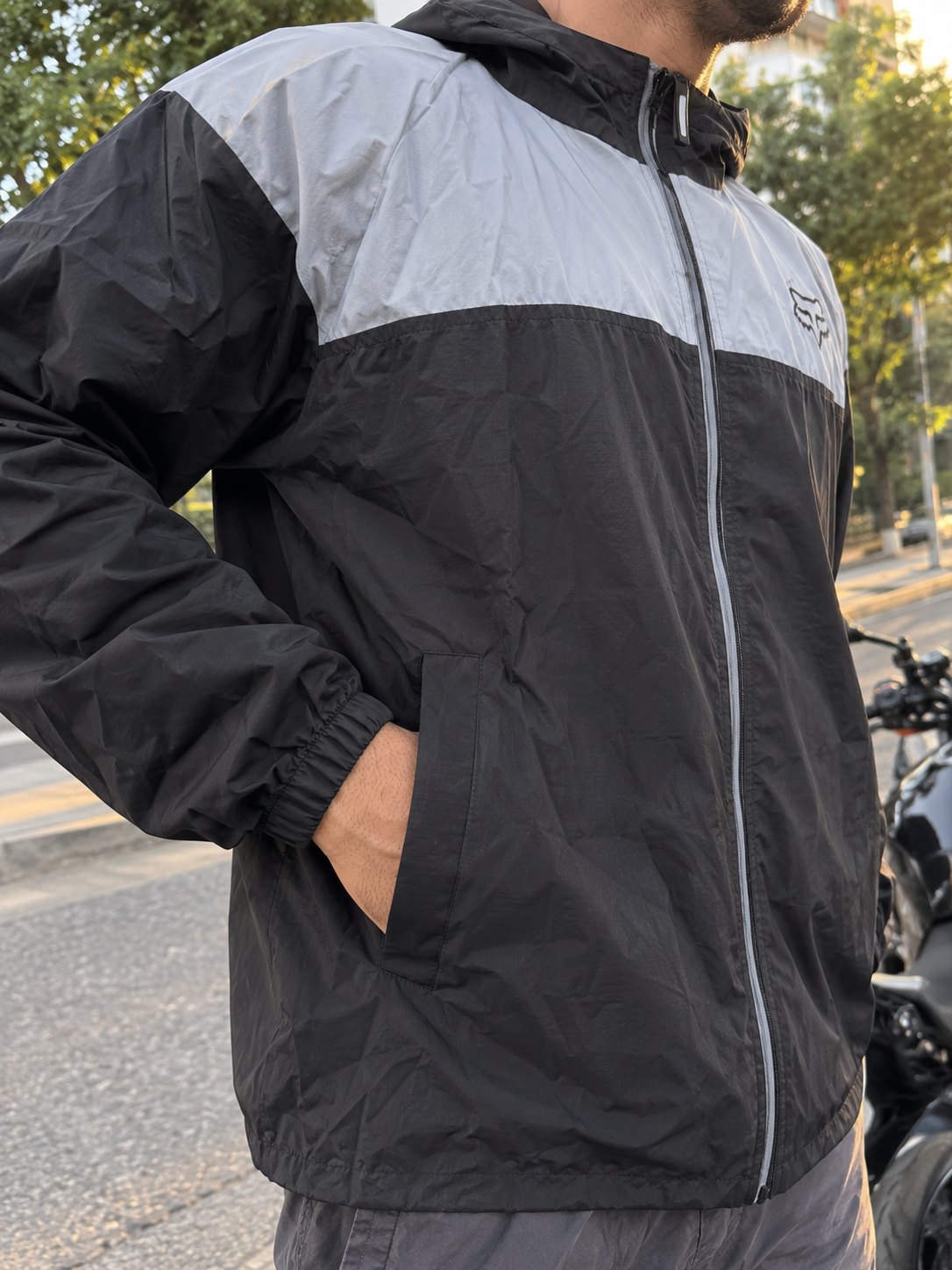 Detalle de la chaqueta negra