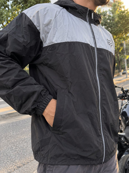Detalle de la chaqueta negra