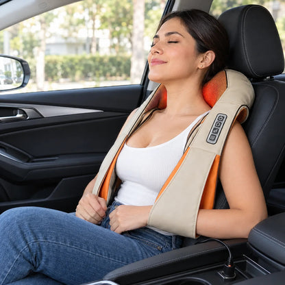 Mujer relajándose con el masajeador en el carro